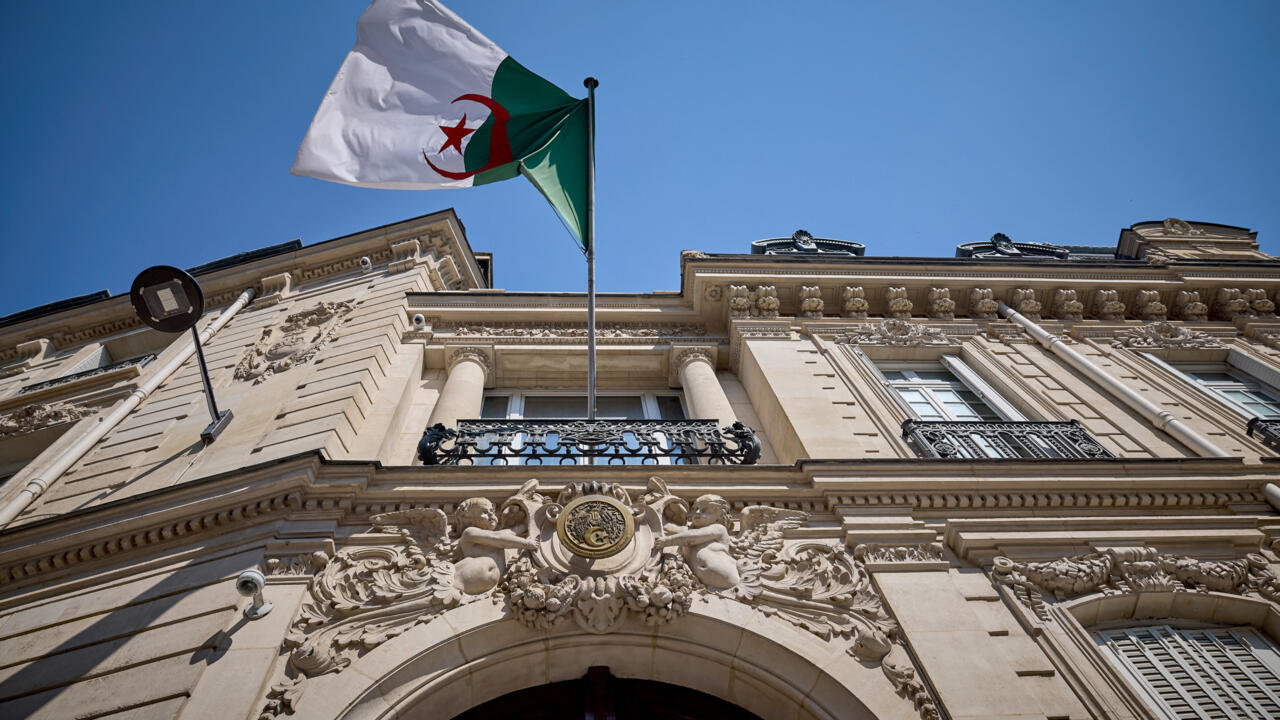 Enlèvement en France d’un opposant algérien : quatre nouveaux suspects placés en détention