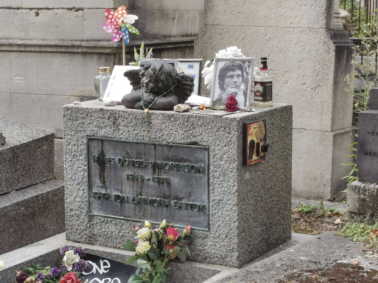 Plus de 30 ans après, le buste de la tombe de Jim Morrison retrouvé Plus de 30 ans après, le buste de la tombe de Jim Morrison retrouvé